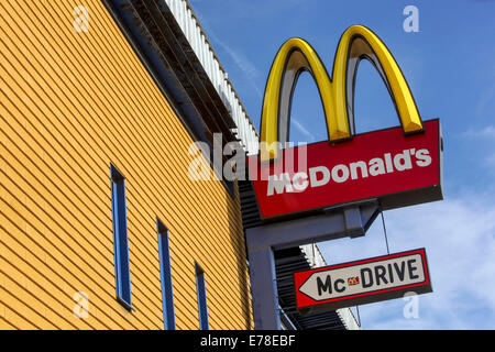 Panneau de conduite McDonald's. Banque D'Images