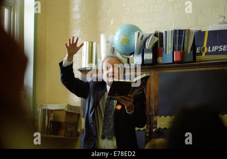 Tim Brighouse, éducateur, photographié dans une école primaire à Birmingham pour le Times Education Supplement - TES. 16 mai 2002. Banque D'Images