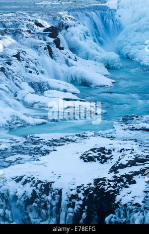 Gullfoss en hiver avec la cascade de glace dans le canyon de la rivière Hvítá, sud-ouest de l'Islande Banque D'Images