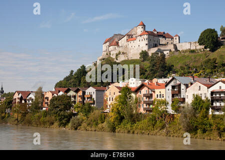 Le château de Burghausen et la rivière Salzach de Burghausen, Bavaria, Germany, Europe Banque D'Images