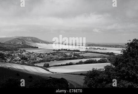 Le noir et blanc vue de l'ensemble du Lullington Downland et les terres agricoles et les champs vers West Firle, Sussex Banque D'Images