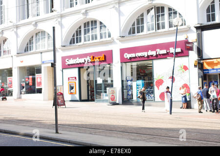 Sainsbury's Local petit supermarché sur High Street à Sheffield South Yorkshire, UK Banque D'Images