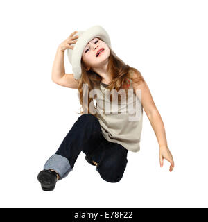 Little girl posing in a white hat trop grand pour sa tête. Portrait isolé sur fond blanc Banque D'Images