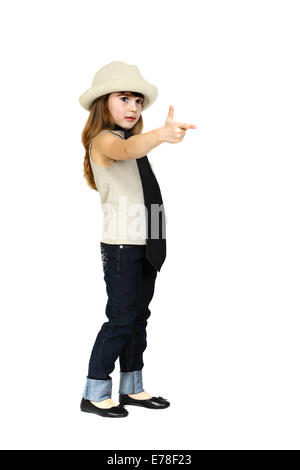 Petite fille sérieuse dans des profils man's hat et pousses d'armes imaginaires. Portrait pleine hauteur isolé sur fond blanc Banque D'Images