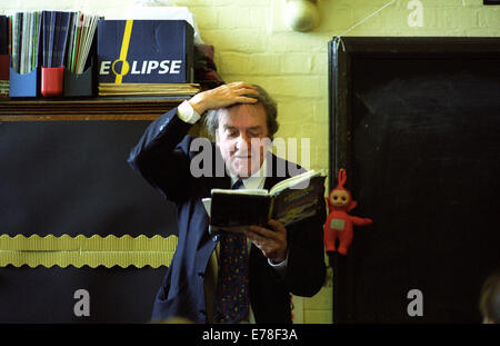 Tim Brighouse, éducateur, photographié dans une école primaire à Birmingham pour le Times Education Supplement - TES. 16 mai 2002. Banque D'Images