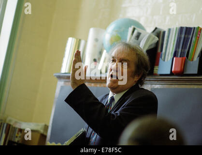 Tim Brighouse, éducateur, photographié dans une école primaire à Birmingham pour le Times Education Supplement - TES. 16 mai 2002. Banque D'Images