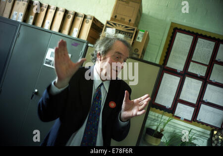 Tim Brighouse, éducateur, photographié dans une école primaire à Birmingham pour le Times Education Supplement - TES. 16 mai 2002. Banque D'Images