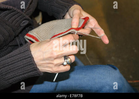 Close up of woman's hands le crochet. Banque D'Images