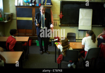 Tim Brighouse, éducateur, photographié dans une école primaire à Birmingham pour le Times Education Supplement - TES. 16 mai 2002. Banque D'Images