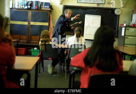 Tim Brighouse, éducateur, photographié dans une école primaire à Birmingham pour le Times Education Supplement - TES. 16 mai 2002. Banque D'Images