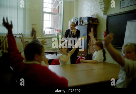 Tim Brighouse, éducateur, photographié dans une école primaire à Birmingham pour le Times Education Supplement - TES. 16 mai 2002. Banque D'Images