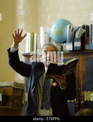 Tim Brighouse, éducateur, photographié dans une école primaire à Birmingham pour le Times Education Supplement - TES. 16 mai 2002. Banque D'Images