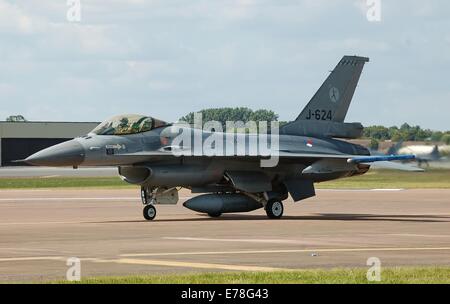 Royal Netherlands Air Force F-16 (J-624) arrive pour le Royal International Air Tattoo 2014, RAF Fairford, Gloucestershire, Angleterre. Banque D'Images