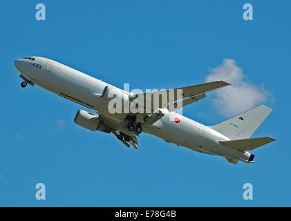 Boeing KC-767J tanker(97-3603) de l'Air Force d'autodéfense japonaise décolle à Fairford de la RAF, Gloucestershire, Angleterre, au cours de la Royal International Air Tattoo départs jour. Banque D'Images