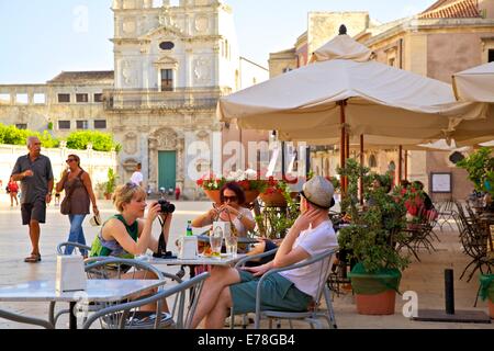 Cafe, Piazza del Duomo, Ortigia, Syracuse, Sicile, Italie, Sud de l'Europe Banque D'Images