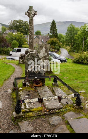 La Tombe de Rob Roy dans le hameau de Balquhidder Loch Voilà ci-dessus dans le Loch Lomond et les Trossachs National Park nr Glasgow Ecosse Banque D'Images