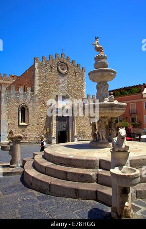 Fontaine Baroque et cathédrale de San Nicolo, la Piazza del Duomo, Taormina, Sicile, Italie, Sud de l'Europe Banque D'Images