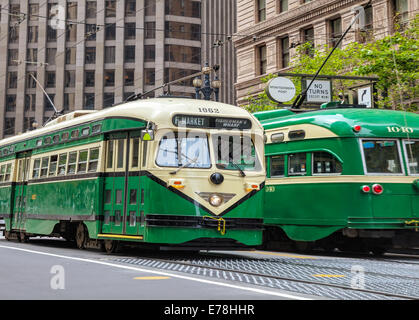 Street de San Francisco avec un ancien tramway vert Banque D'Images