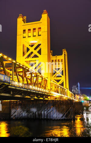 Porte d'or pont-levis à Sacramento au temps de nuit Banque D'Images