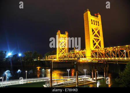 Porte d'or pont-levis à Sacramento au temps de nuit Banque D'Images