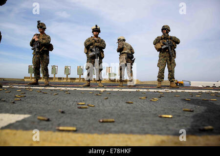 Les Marines américains avec des air-sol Marine opérationnelle interarmées du stand by après avoir terminé un exercice de tir réel sur le poste de pilotage de l'assaut amphibie USS America (LHA 6) dans l'Océan Atlantique le 15 août 2014. L'Amérique s'est lancé dans une missio Banque D'Images