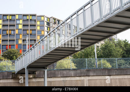 Pont menant à Park Hill Appartements à Sheffield, South Yorkshire Banque D'Images