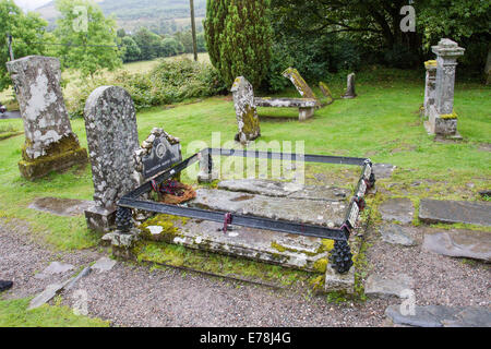 La Tombe de Rob Roy dans le hameau de Balquhidder Loch Voilà ci-dessus dans le Loch Lomond et les Trossachs National Park nr Glasgow Ecosse Banque D'Images