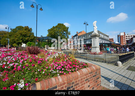 Place du marché avec le War Memorial à droite Cannock Staffordshire UK Banque D'Images