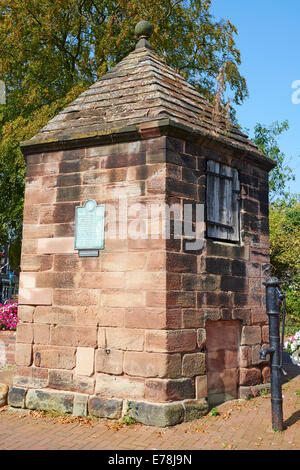 Bâtiment de tête de conduit et pompe pour l'eau potable des villes construit en 1736 Market Place Cannock Staffordshire UK Banque D'Images