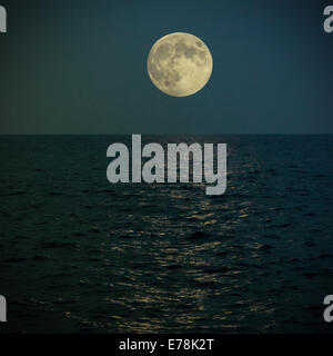 Super plein lune en vertu de la voir faire la lumière sur l'eau Banque D'Images
