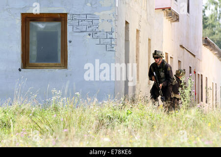Les parachutistes de l'armée américaine avec la Compagnie Alpha, 1er bataillon du 503e Régiment d'infanterie, 173ème Airborne Brigade Combat Team mener un Banque D'Images
