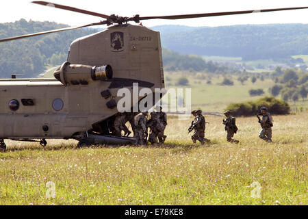 Les parachutistes de l'armée américaine avec la Compagnie Alpha, 1er bataillon du 503e Régiment d'infanterie, 173ème Airborne Brigade Combat Team Sabre 2014 participer à la jonction au domaine formation Hohenfels en Allemagne le 28 août 2014. Jonction de sabre de l'armée américaine est un exercice dirigé par l'Europe Banque D'Images