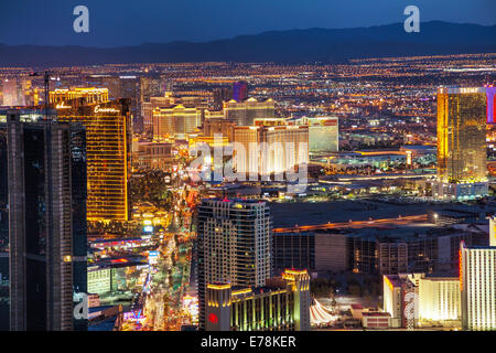 LAS VEGAS - 20 avril : Aperçu du centre-ville de Las Vegas dans la nuit le 20 avril 2014 à Las Vegas. C'est la ville la plus peuplée de Banque D'Images