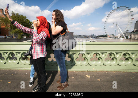 Londres, Royaume-Uni. 9 Septembre, 2014. Des touristes posent pour la photo "elfies'' tout en sentant la chaleur de la ville 2014 Crédit : Guy Josse/Alamy Live News Banque D'Images