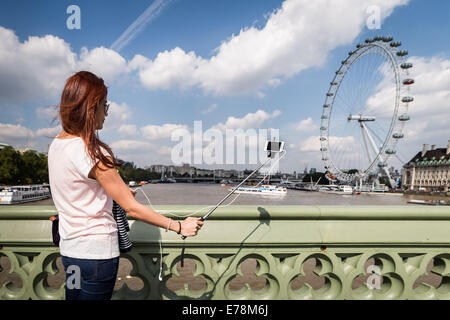 Londres, Royaume-Uni. 9 Septembre, 2014. Poser touristiques pour photo 's70623'' tout en sentant la chaleur de la ville 2014 Crédit : Guy Josse/Alamy Live News Banque D'Images