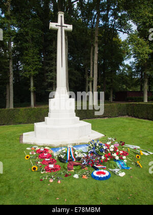 Cimetière de guerre d'Oosterbeek Croix du souvenir pour les morts de l'opération Market Garden avec des hommages à l'occasion du 70e anniversaire Banque D'Images