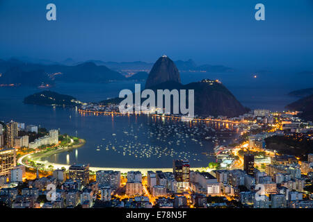 La baie, la ville et le mont du Pain de Sucre au crépuscule, Rio de Janeiro, Brésil Banque D'Images