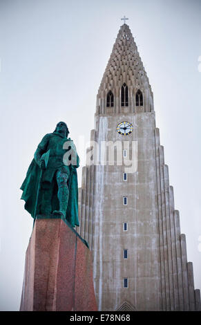 La statue de l'explorateur Leif Eriksson par Alexander Stirling Calder en face de l'Église Hallgrímskirkja, Reykjavik, Islande Banque D'Images