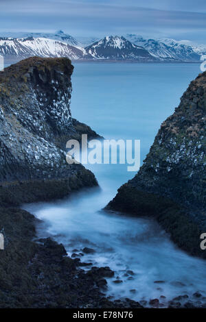 Une pile de mer de rayures le guano de mouettes tridactyles et de fulmars boréaux, nr Arnastapi, Péninsule de Snæfellsnes, l'ouest de l'Islande Banque D'Images