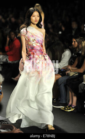 New York, USA. Sep 9, 2014. A model Naeem Khan Collection Printemps 2015 Au cours de la New York Fashion Week à New York, États-Unis, le 9 septembre 2014. Credit : Wang Lei/Xinhua/Alamy Live News Banque D'Images