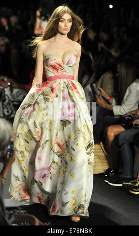 New York, USA. Sep 9, 2014. A model Naeem Khan Collection Printemps 2015 Au cours de la New York Fashion Week à New York, États-Unis, le 9 septembre 2014. Credit : Wang Lei/Xinhua/Alamy Live News Banque D'Images