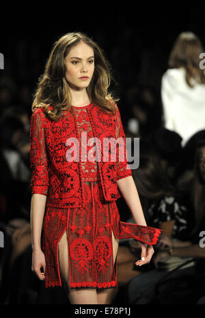 New York, USA. Sep 9, 2014. A model Naeem Khan Collection Printemps 2015 Au cours de la New York Fashion Week à New York, États-Unis, le 9 septembre 2014. Credit : Wang Lei/Xinhua/Alamy Live News Banque D'Images