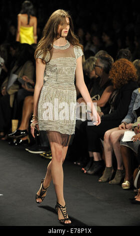 New York, USA. Sep 9, 2014. A model Naeem Khan Collection Printemps 2015 Au cours de la New York Fashion Week à New York, États-Unis, le 9 septembre 2014. Credit : Wang Lei/Xinhua/Alamy Live News Banque D'Images