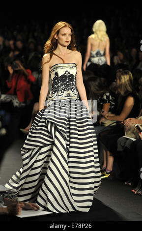 New York, USA. Sep 9, 2014. A model Naeem Khan Collection Printemps 2015 Au cours de la New York Fashion Week à New York, États-Unis, le 9 septembre 2014. Credit : Wang Lei/Xinhua/Alamy Live News Banque D'Images