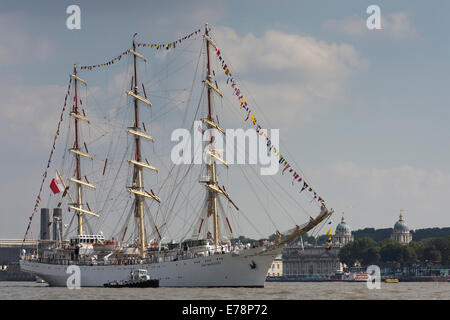 Défilé de la voile, du Royal Greenwich Tall Ships Festival 2014. Navire polonais Dar Mlodziezy au Royal Naval College de Greenwich. Banque D'Images