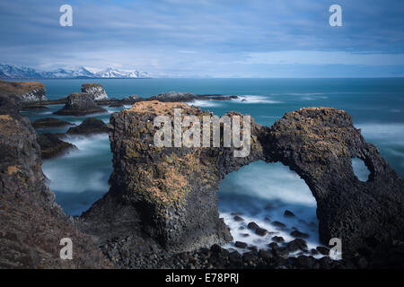 L'arch rock de Gatklettur sur la côte nr Arnastapi, Péninsule de Snæfellsnes, l'ouest de l'Islande Banque D'Images