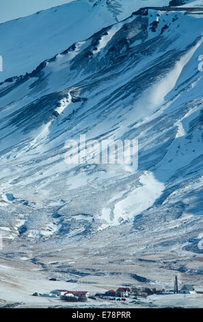 Farmhouses éclipsées par la masse de glace, le sud de l'Islande Eyjafjallajökull Banque D'Images