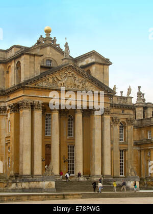 Grande entrée à Blenheim Palace avec de grandes colonnes et de l'architecture de style gothique et les touristes sur l'échelle des mesures, en Angleterre Banque D'Images