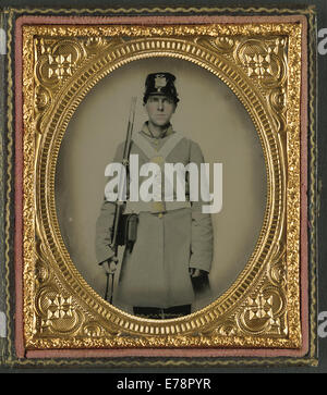 Cette image montre un soldat non identifié en uniforme confédéré, portant un mousquet, une représentation de vêtements militaires de l'époque de la guerre de Sécession. Banque D'Images
