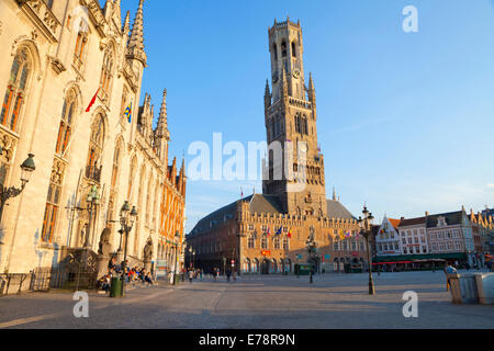 Le beffroi et la place du marché dans le centre historique de Bruges, Belgique Banque D'Images